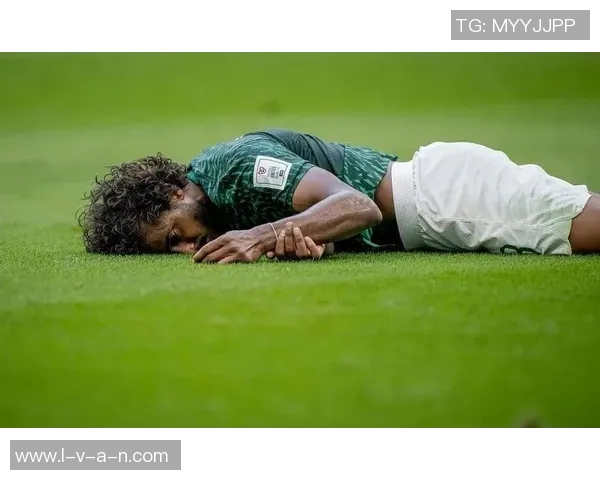 足球巨星温情一刻低头凝视孩子眼神中满是关爱与守护