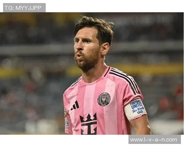 足球球星场边淡定剪鞋带展现独特个性瞬间引发球迷热议